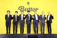 　会見したＢＴＳの（左から）Ｖ、ＳＵＧＡ、ＪＩＮ、ＪＵＮＧ　ＫＯＯＫ、ＲＭ、ＪＩＭＩＮ、Ｊ－ＨＯＰＥ　（Ｃ）ＢＩＧＨＩＴ　ＭＵＳＩＣ