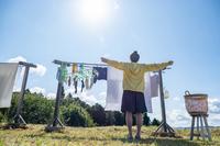 太陽の下で、空を見上げる百音（清原果耶）