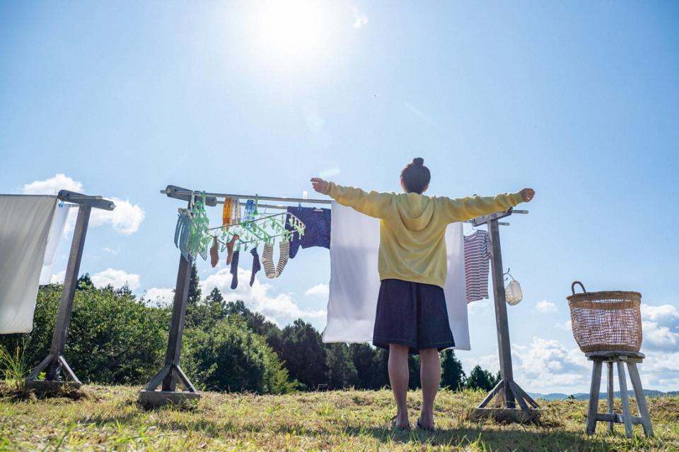 太陽の下で、空を見上げる百音（清原果耶）