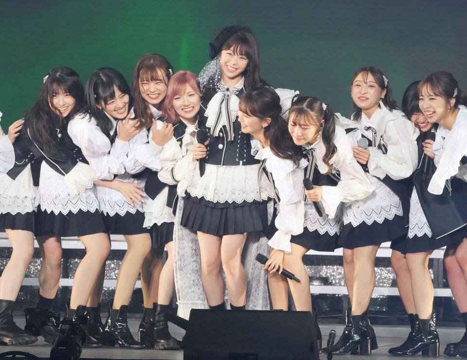 卒業コンサートを行ったＡＫＢ４８の峯岸みなみ（中央）（撮影・堀内翔）