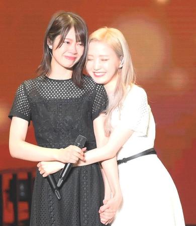 　チーム８に復帰して祝福される本田仁美（右）（撮影・堀内翔）