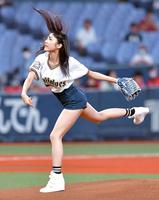 　始球式をするＮＭＢ４８・横野すみれ＝２０２０年９月３日、京セラドーム大阪