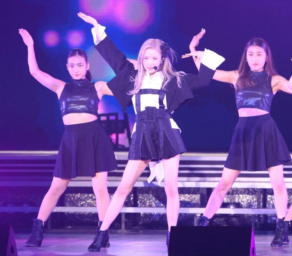 　ＡＫＢのチーム８全国ツアーファイナル　「涙の表面張力」を熱唱する本田仁美（撮影・堀内翔）