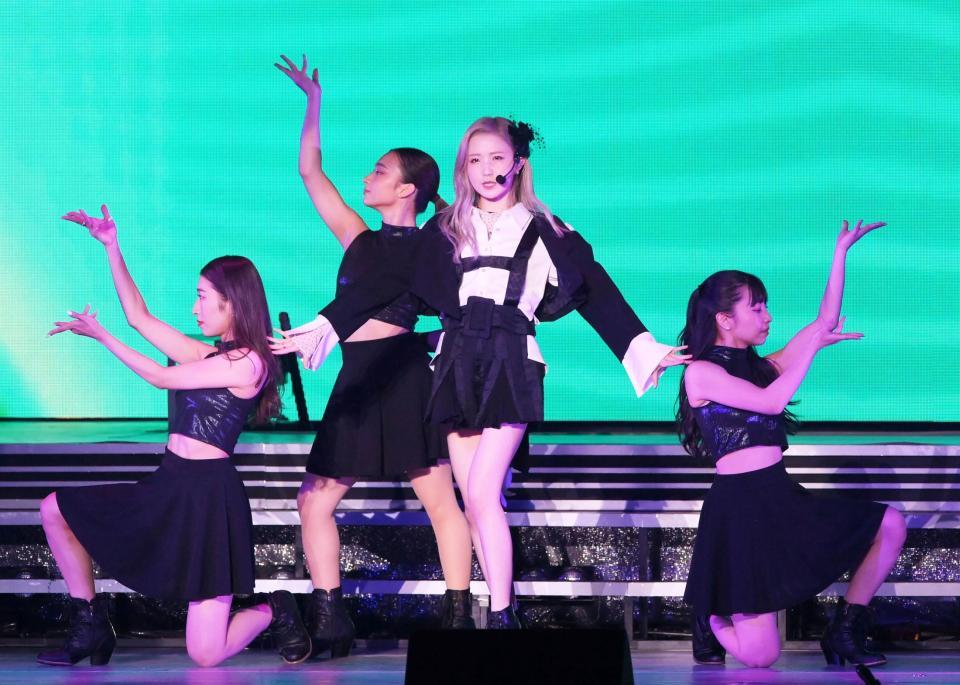 　ＡＫＢのチーム８全国ツアーファイナル　「涙の表面張力」を熱唱する本田仁美（撮影・堀内翔）