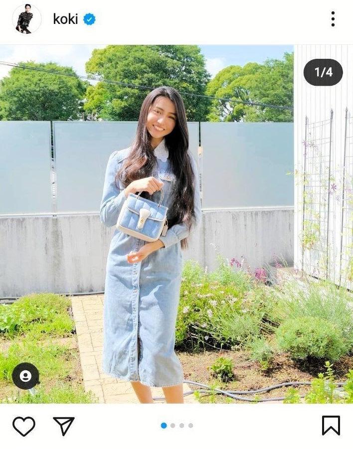 ｋｏｋｉ ｃｏａｃｈのワンピ バッグで水色コーデ 庭 で撮影 芸能 デイリースポーツ Online