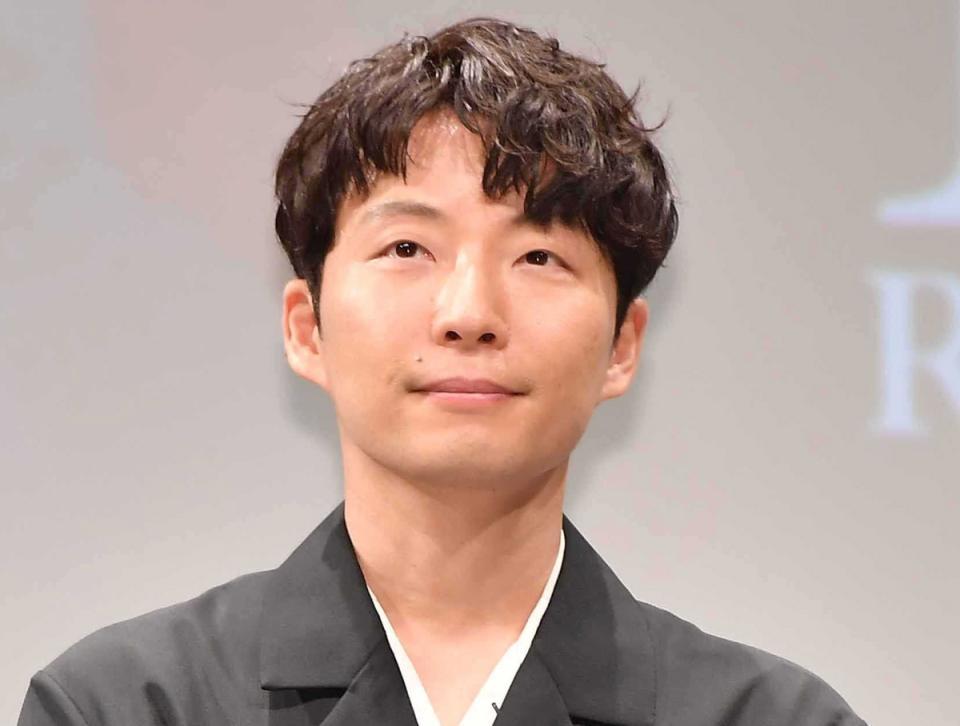 星野源 結婚発表後初のインスタ更新 雑誌表紙紹介で 面白い撮影だった 芸能 デイリースポーツ Online