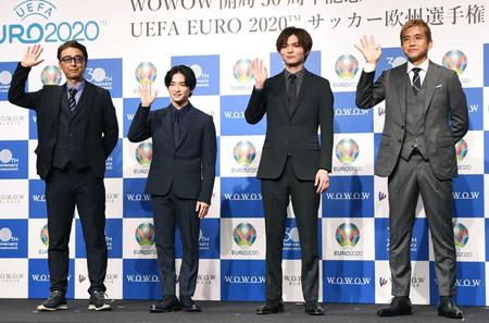 　笑顔で手を振る（右から）稲本潤一選手、薮宏太、知念侑李、野口幸司氏