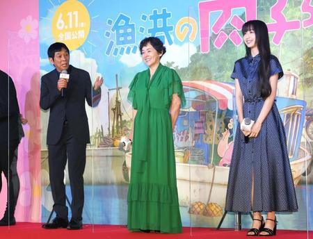 　明石家さんま（左）のトークに笑顔を見せる大竹しのぶ（中）とＣｏｃｏｍｉ＝都内のホテル（撮影・堀内翔）　