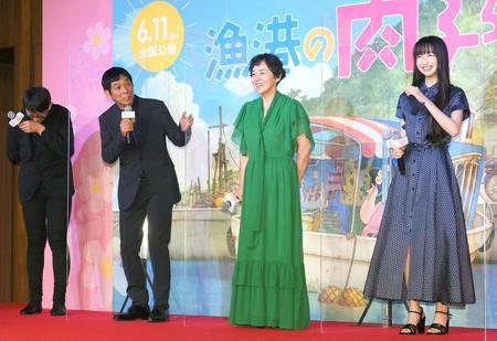 　明石家さんま（左から２人目）のトークに苦笑いの（右から）Ｃｏｃｏｍｉと大竹しのぶ＝都内のホテル（撮影・堀内翔）　