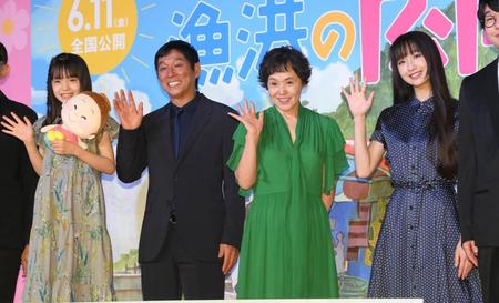 　劇場アニメ映画「漁港の肉子ちゃん」完成報告会に登場した（左から）稲垣来泉、明石家さんま、大竹しのぶ、Ｃｏｃｏｍｉ＝都内のホテル（撮影・堀内翔）　