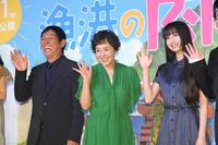 　笑顔で手を振る（左から）明石家さんま、大竹しのぶ、Ｃｏｃｏｍｉ＝都内のホテル（撮影・堀内翔）　