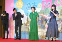 　明石家さんま（左から２人目）のトークに苦笑いの（右から）Ｃｏｃｏｍｉと大竹しのぶ＝都内のホテル（撮影・堀内翔）　