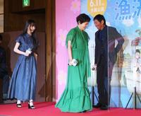 　劇場アニメ映画「漁港の肉子ちゃん」完成報告会に登場した明石家さんま（右端）。舞台に上がる大竹しのぶ（中央）とＣｏｃｏｍｉ（左端）＝東京・六本木のグランドハイアット東京（撮影・堀内翔）　