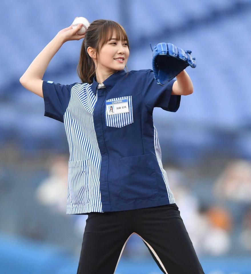　始球式を務める日向坂４６・加藤史帆（撮影・開出牧）