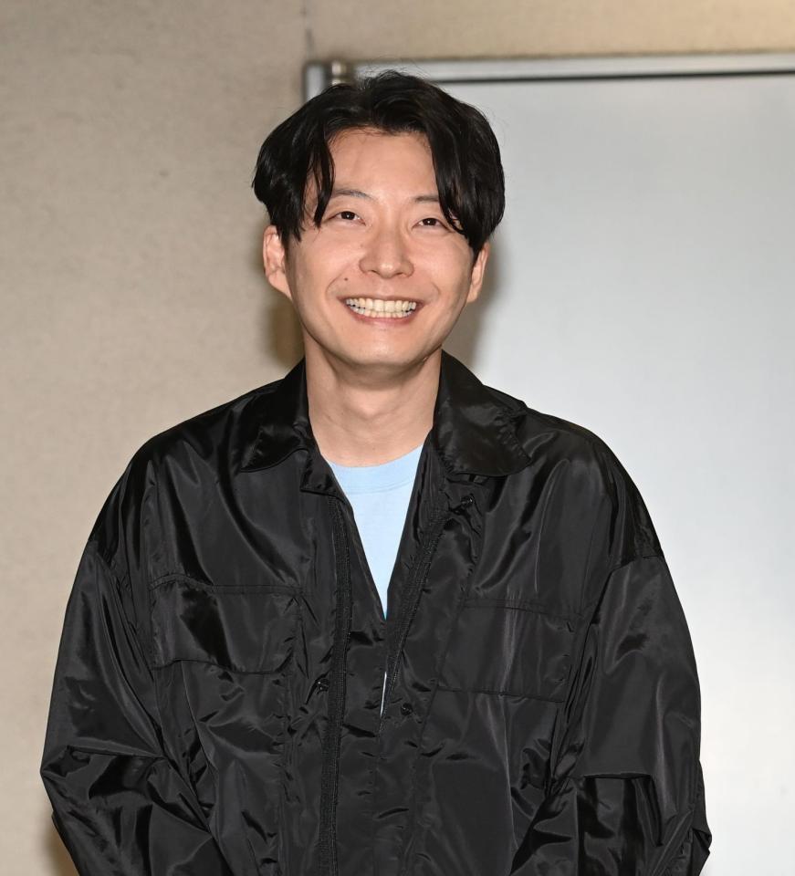 　２５日、ラジオの仕事を前に報道陣の質問に笑顔を見せる星野源