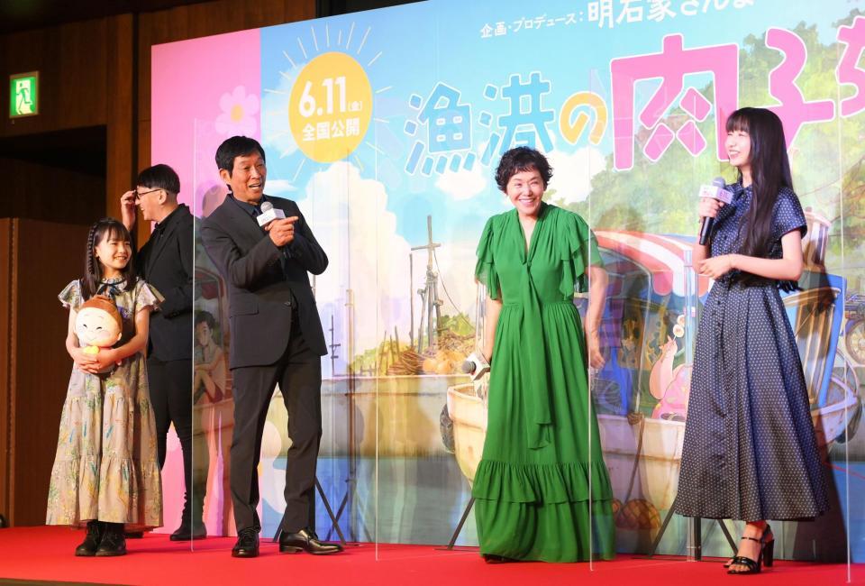 　劇場アニメ映画「漁港の肉子ちゃん」完成報告会を盛り上げる明石家さんま（左から３人目）。左端は稲垣来泉、中央は大竹しのぶ、右端はＣｏｃｏｍｉ＝東京・六本木のグランドハイアット東京（撮影・堀内翔）　