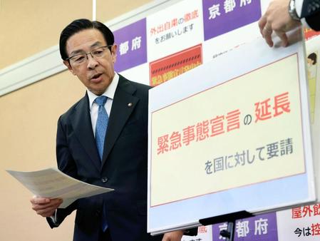 　新型コロナウイルスの対策本部会議を終え、会見する京都府の西脇隆俊知事