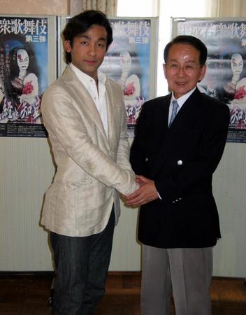 　平成若衆歌舞伎の会見を行った片岡愛之助（左）と片岡秀太郎さん＝２００４年撮影