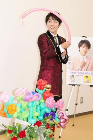 バルーンアートでバラを作る辰巳ゆうと＝東京・四季の香ローズガーデン