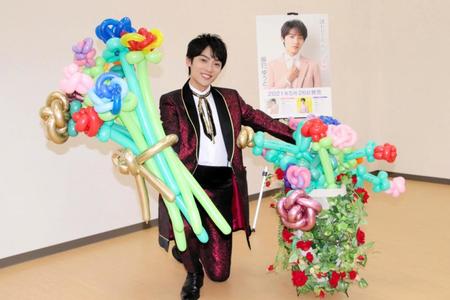 バラのバルーンアートを披露した辰巳ゆうと＝東京・四季の香ローズガーデン