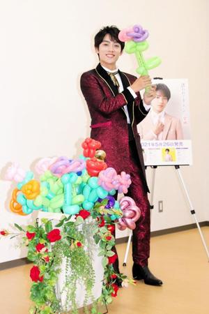 バラのバルーンアートを披露した辰巳ゆうと＝東京・四季の香ローズガーデン