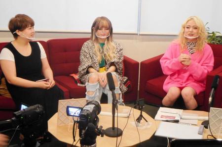 「エルフ荒川の女子力アゲアゲギャル講座」に出演した（左から）天才ピアニスト・ますみ、うさたにパイセン、エルフ荒川＝大阪市内