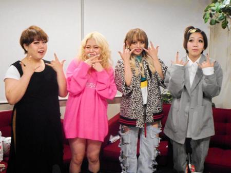 「エルフ荒川の女子力アゲアゲギャル講座」に出演した（左から）天才ピアニスト・ますみ、エルフ・荒川、うさたにパイセン、エルフ・はる＝大阪市内