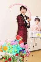 バルーンアートでバラを作る辰巳ゆうと＝東京・四季の香ローズガーデン