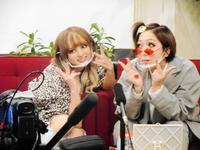 「エルフ荒川の女子力アゲアゲギャル講座」に出演し、エルフ・はる（右）にギャルメイクを施したうさたにパイセン＝大阪市内