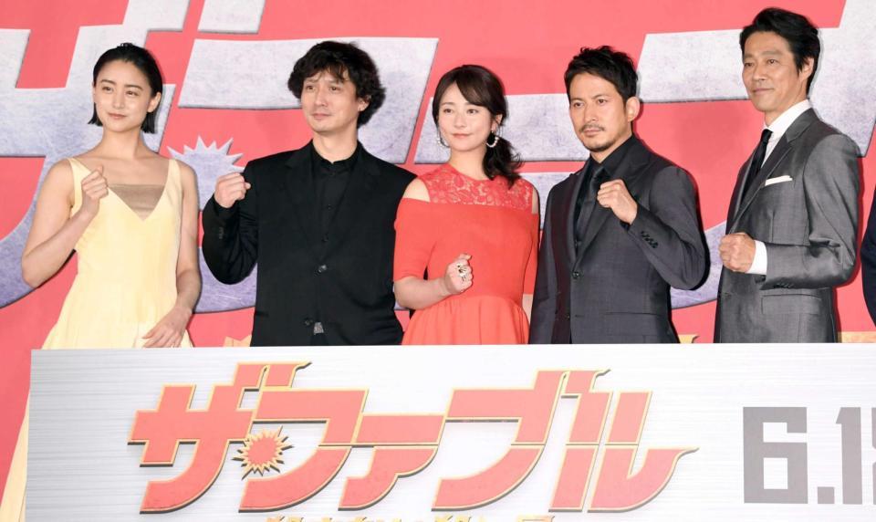 　ガッツポーズする（左から）山本美月、安藤政信、木村文乃、岡田准一、堤真一（撮影・棚橋慶太）