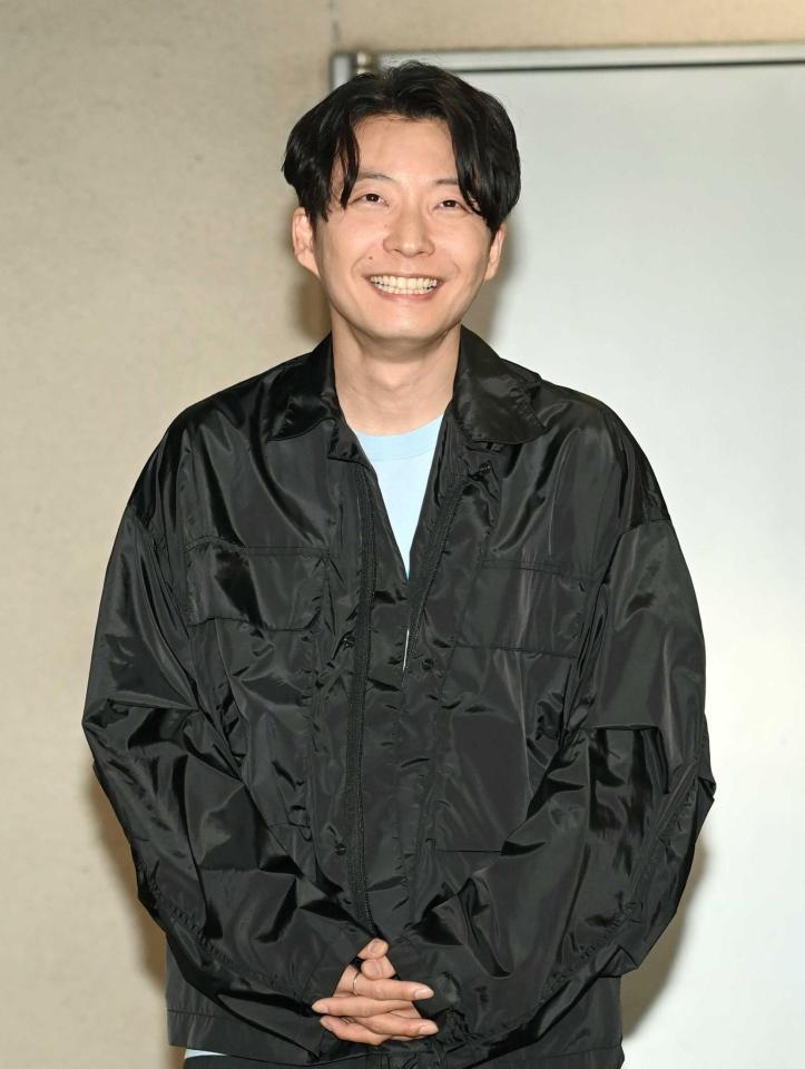 　ラジオ出演前に報道陣にあいさつした星野源＝２５日、ニッポン放送