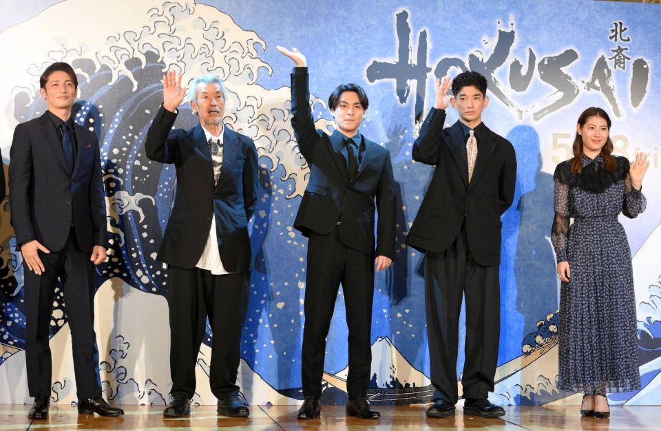 　並んで手を振る（左から）玉木宏、田中泯、柳楽優弥、永山瑛太、瀧本美織（撮影・堀内翔）