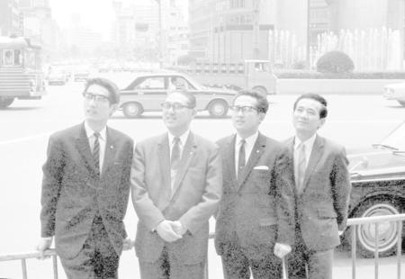 　（写真説明）（左から）弟の片岡孝夫（当時）、父の十三代目片岡仁左衛門さん、兄の片岡我當、片岡秀太郎さん＝大阪市内