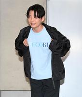 　ずん・飯尾和樹の「ＰＥＣＣＯＲＩ」Ｔシャツを着用して報道陣に一礼する星野源＝２５日、東京・ニッポン放送