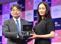 　第７回「Ｗｏｍｅｎ　ｏｆ　Ｅｘｃｅｌｌｅｎｃｅ　Ａｗａｒｄｓ」スペシャリスト部門を受賞した仲間由紀恵（右）＝撮影・伊藤笙子