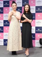 　第７回「Ｗｏｍｅｎ　ｏｆ　Ｅｘｃｅｌｌｅｎｃｅ　Ａｗａｒｄｓ」を受賞した仲間由紀恵（右）と映画監督の河瀨直美氏（撮影・伊藤笙子）