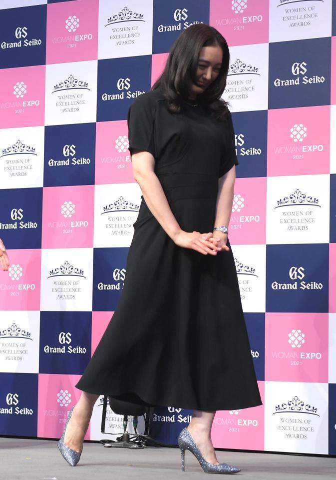 　第７回「Ｗｏｍｅｎ　ｏｆ　Ｅｘｃｅｌｌｅｎｃｅ　Ａｗａｒｄｓ」受賞式に黒のワンピースで登場した仲間由紀恵（撮影・伊藤笙子）