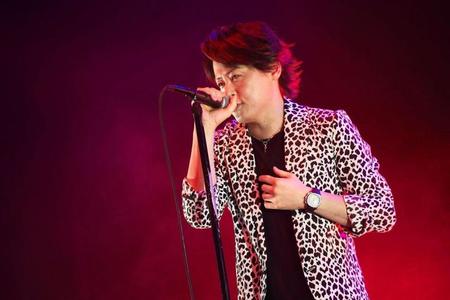 ステージで熱唱するＲＹＵＩＣＨＩ＝東京ガーデンシアター