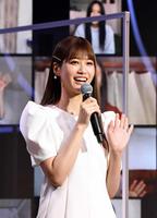 　リモート参加の学生たちに手を振る生見愛瑠＝東京・渋谷（撮影・園田高夫）