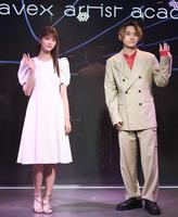 　新校舎開校式に出席した生見愛瑠（左）とＳＫＹ－ＨＩこと日高光啓＝東京・渋谷