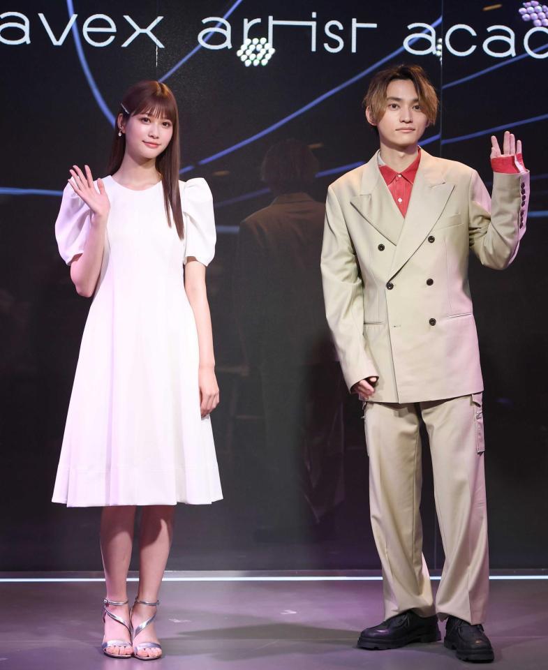 　新校舎開校式に出席した生見愛瑠（左）とＳＫＹ－ＨＩこと日高光啓＝東京・渋谷