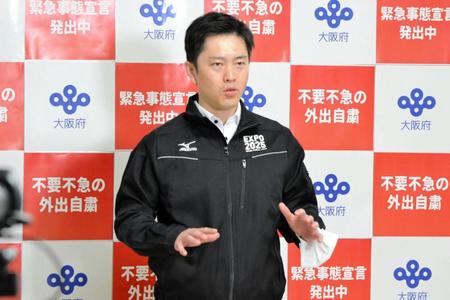 　囲み取材で話す吉村洋文大阪府知事＝大阪府庁