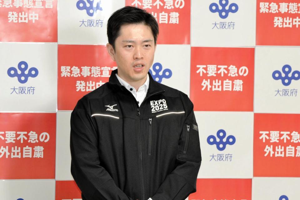 　囲み取材で話す吉村洋文大阪府知事＝大阪府庁