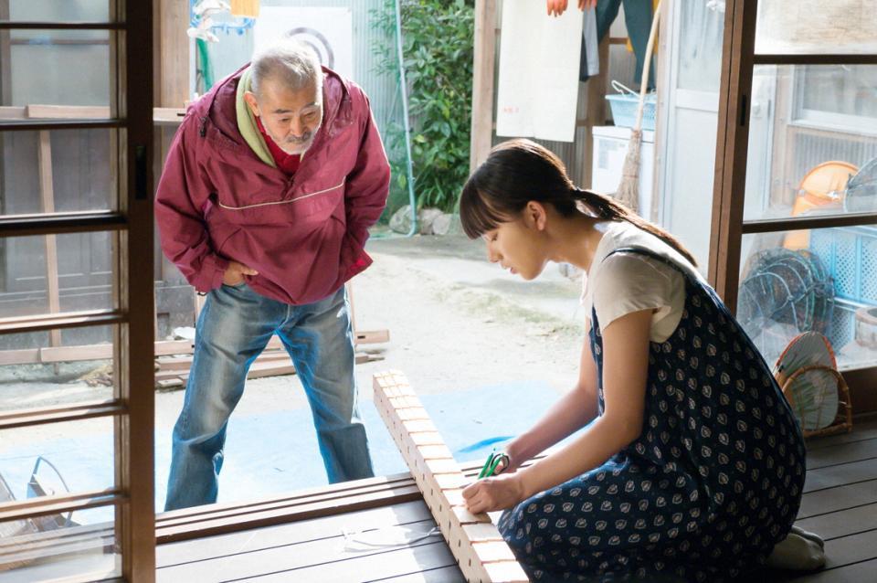 百音（清原果耶）が登米から持ち帰った組手什（くでじゅう）をのぞきこむ祖父の龍己（藤竜也）