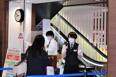 　営業が再開され、検温など感染対策を徹底して観客を迎え入れる＝大阪・梅田ブルク７