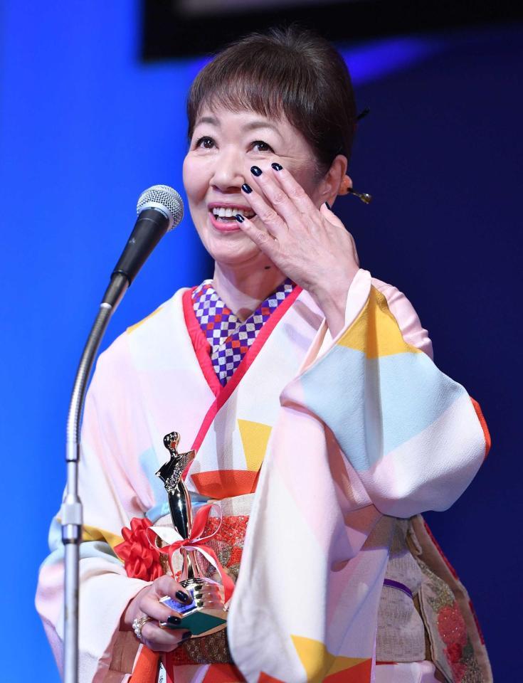 　助演女優賞を受賞し、感極まる浅田美代子＝東京・新宿文化センター（撮影・西岡正）