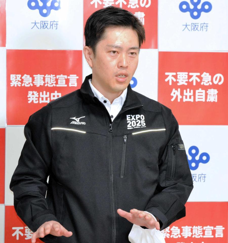 　囲み取材に応じる大阪府の吉村洋文知事＝大阪府庁