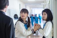 中学時代の百音（清原果耶・左）と妹の未知（蒔田彩珠）