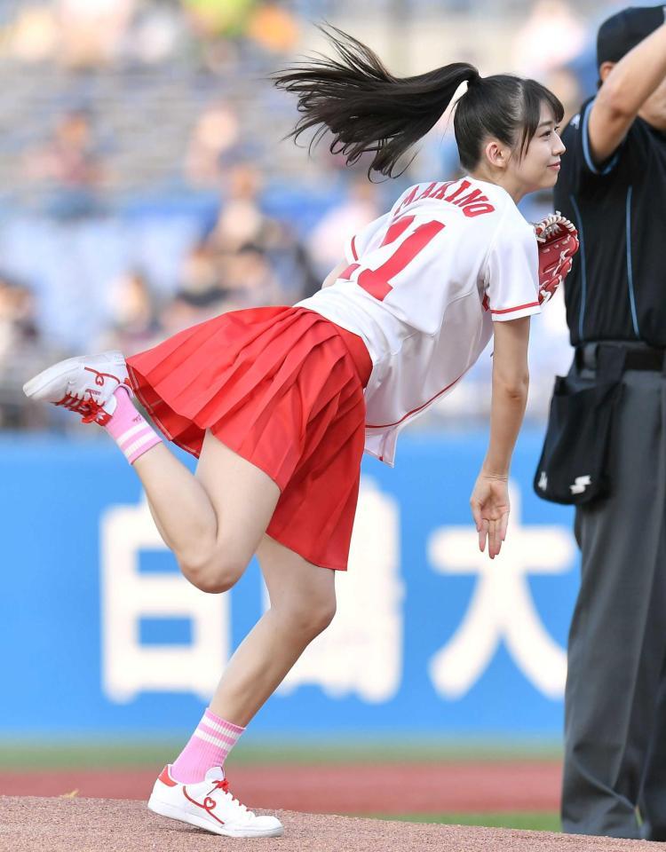 　始球式を務めたモーニング娘。’２１の牧野真莉愛＝神宮球場（撮影・西岡正）