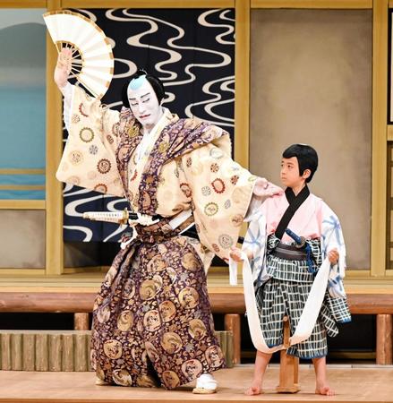 京都南座で初日を迎えた「海老蔵歌舞伎」の「実盛物語」で共演する市川海老蔵（左）と長男の堀越勸玄